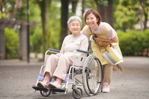 お年寄りと車椅子