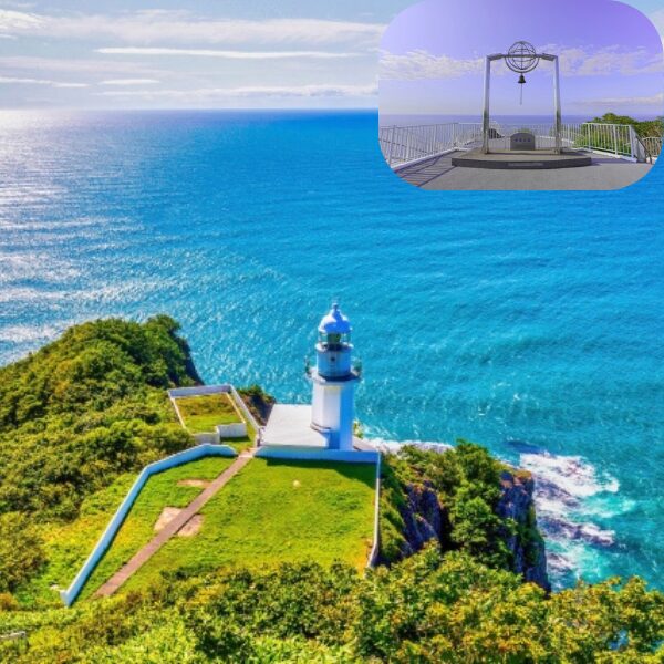 北海道室蘭にある地球岬の絶景。青い海と白い灯台のコントラストが鮮やか。