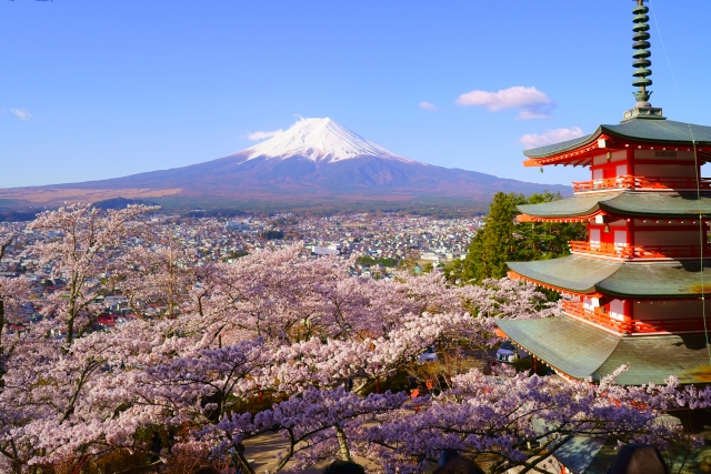 新倉山浅間公園の五重塔と富士山の絶景。