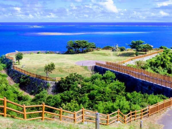沖縄本島の観光地の絶景スポットの1つ、知念岬公園の青い海の絶景