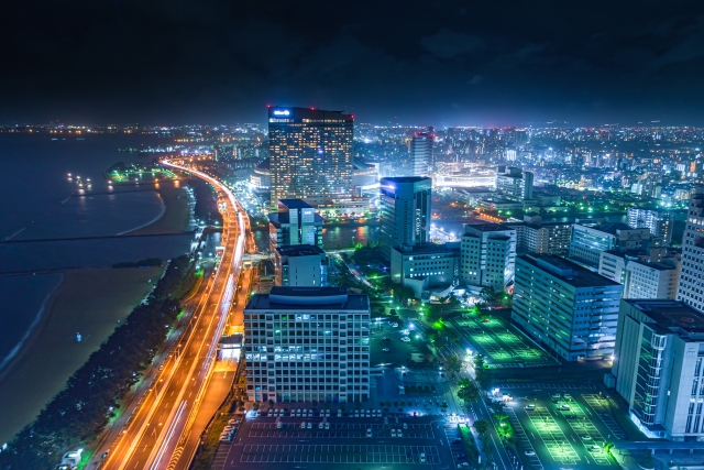 大濠公園の穏やかな風景と、福岡タワーからのきらめく夜景の画像