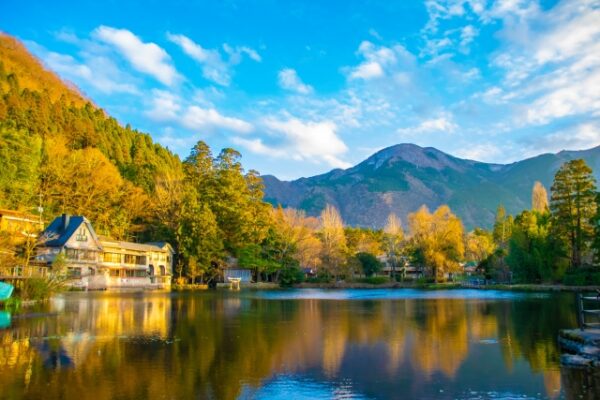 紅葉と青空が綺麗な金鱗湖