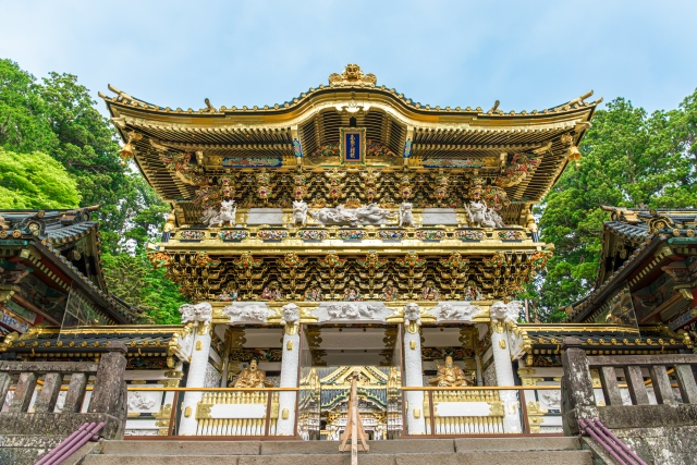日光東照宮の陽明門と青空