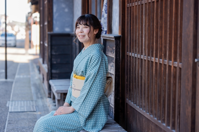 着物で観光している女性