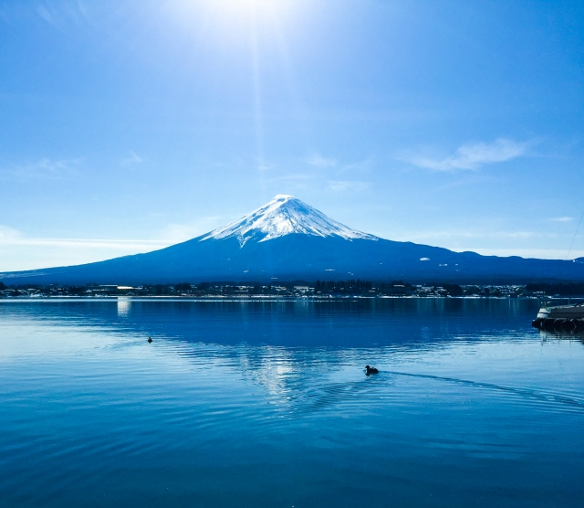 河口湖の湖畔から見た逆さ富士の絶景。穏やかな湖面が美しい夏の風景