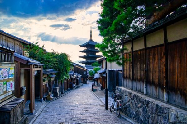 清水寺へと続く産寧坂の古い街並み