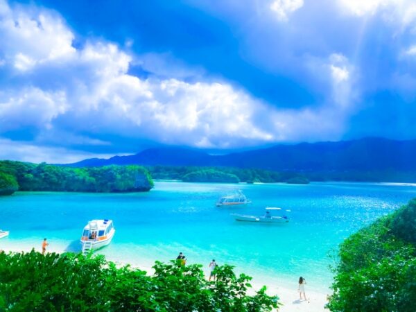 石垣島でナンバーワンの絶景。川平湾。エメラルドグリーンの海の色と青空が鮮やかな画像