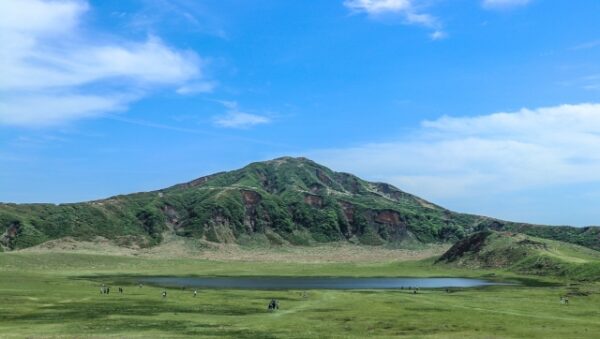 熊本県阿蘇市の草千里ヶ浜の緑と池と青空のコントラストが綺麗な風景