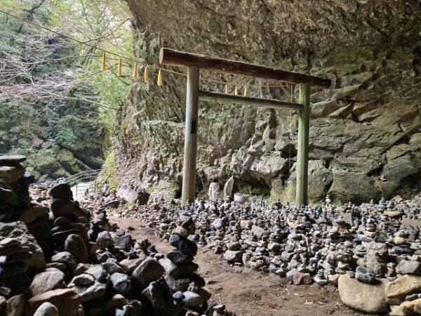 天安河原の洞窟と積まれた石