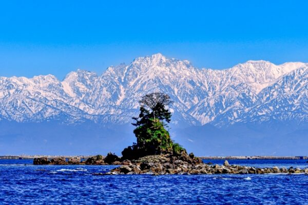 富山の女岩と立山連峰の風景