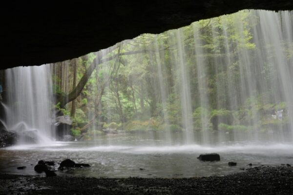鍋ケ滝の裏側から見た水のカーテンのような風景