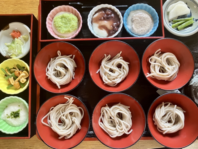 岩手名物。わんこそばと餅料理
