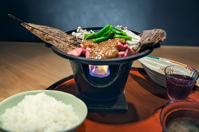 岐阜名物。飛騨牛の朴葉味噌焼き