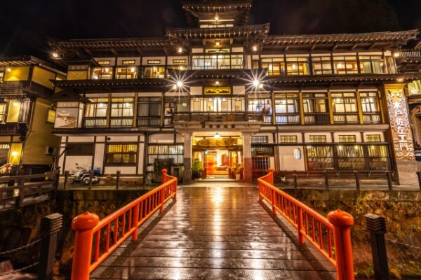夜の銀山温泉の風景