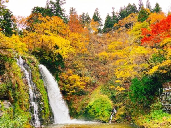 銀山温泉の奥、白銀の滝