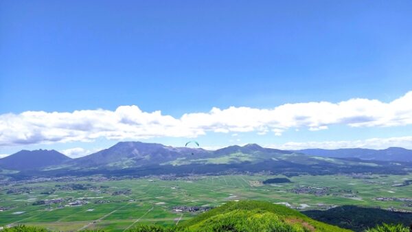 阿蘇五岳が見える阿蘇の風景