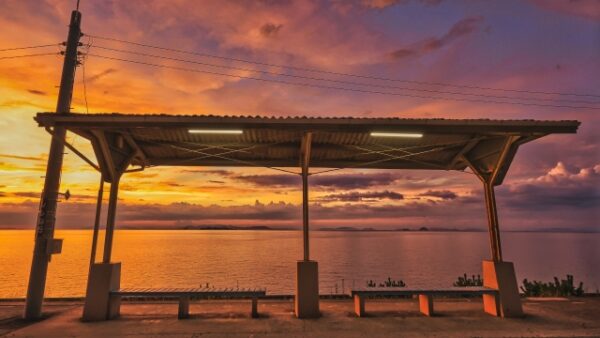 伊予灘の夕日と下灘駅のホーム