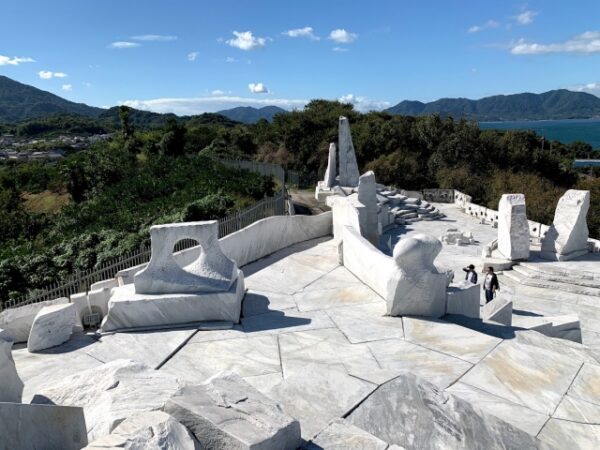 生口島の耕三寺・未来心の丘の真っ白な大理石の庭園