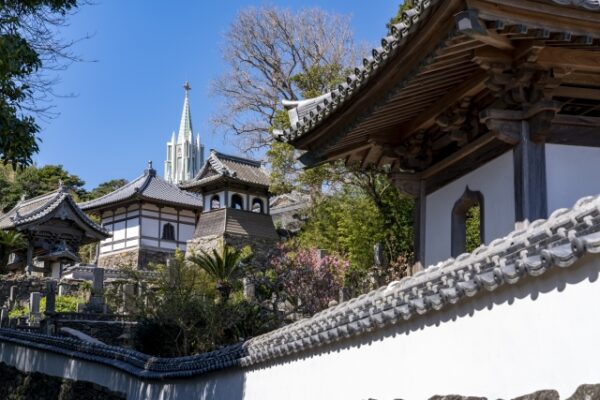 寺院と教会の見える風景