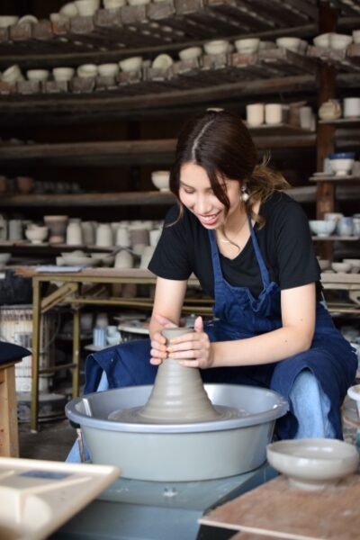 陶芸をしている女性