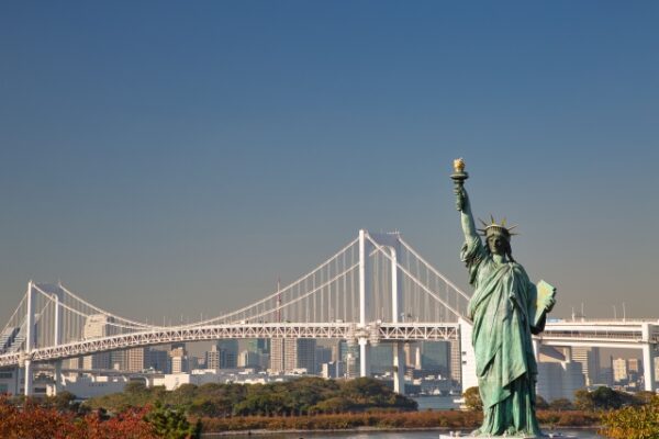 お台場のレインボーブリッジと自由の女神像