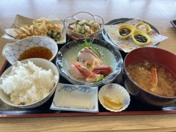 富山名物のえびやブリの定食