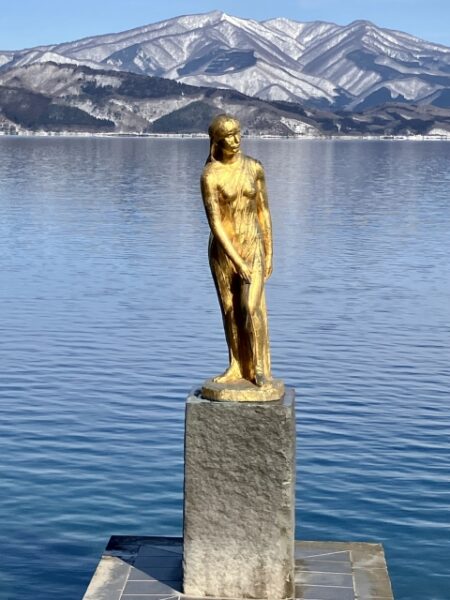 田沢湖のたつ子像