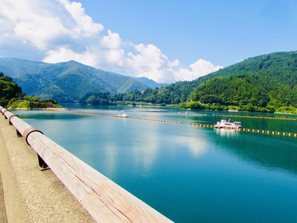 東京の奥多摩湖の風景