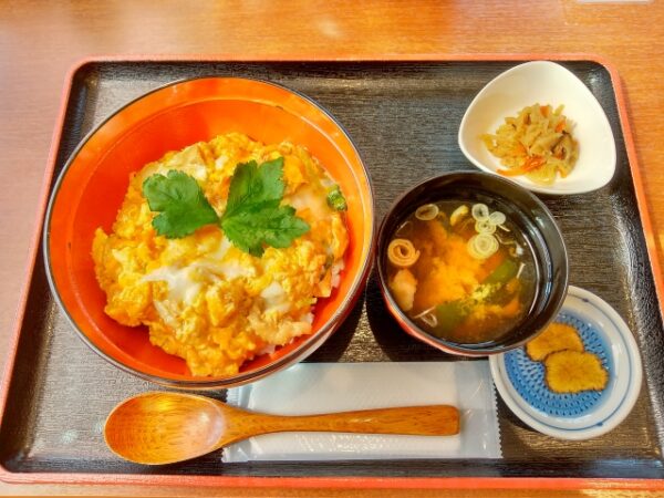 秋田名物の比内地鶏の親子丼