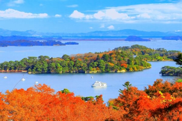 宮城県の松島。秋の紅葉絶景
