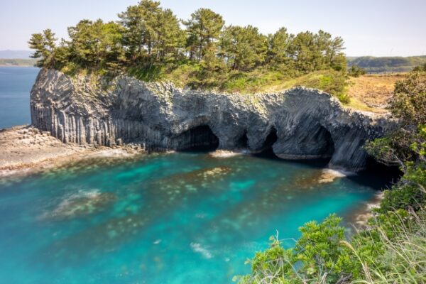 唐津の絶景スポット。七ツ釜の風景