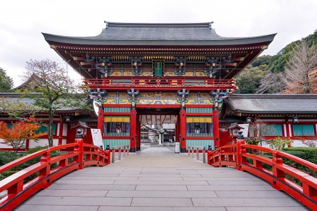 鹿島市に鎮座する祐徳稲荷神社の朱塗りの美しい楼門