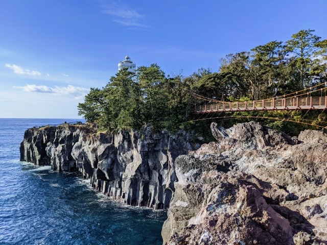 静岡県の城ヶ崎海岸の断崖と門脇つり橋の絶景