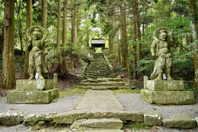大分県国東市にある両子寺。迫力ある仁王像と苔が特徴的なお寺。