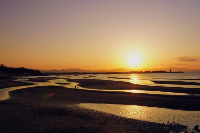 大分県豊後高田市_夕日に照らされた黄金色の真玉海岸