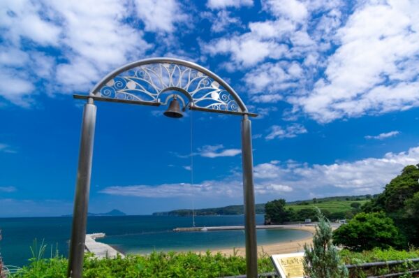 大分県豊後高田市の長崎鼻にある恋結ぶ鐘と周防灘の風景