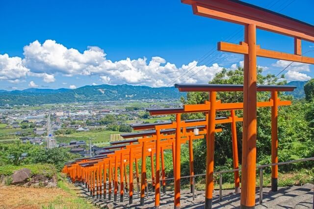 福岡県うきは市にある浮羽稲荷神社の赤鳥居と耳納連山絶景