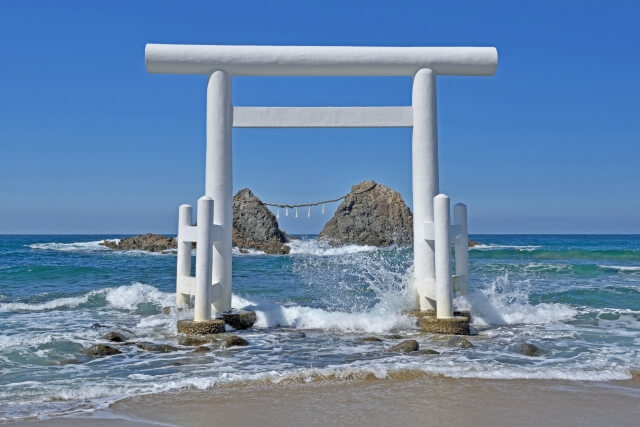 糸島市の桜井二見ヶ浦にある白い鳥居と夫婦岩
