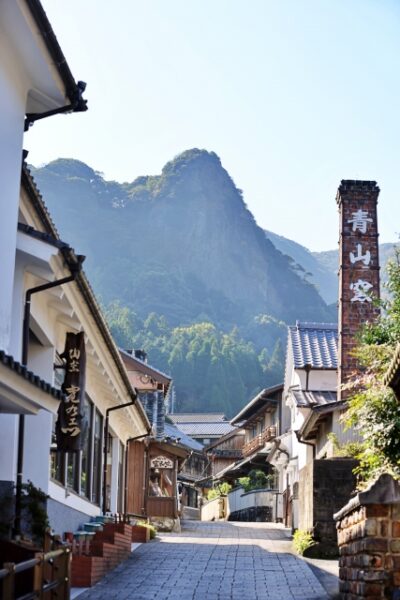 佐賀県伊万里市の大川内山の山並みと煙突が見える街並み風景